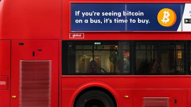 Một quảng cáo về Bitcoin trên xe buýt ở khu West End ở Anh