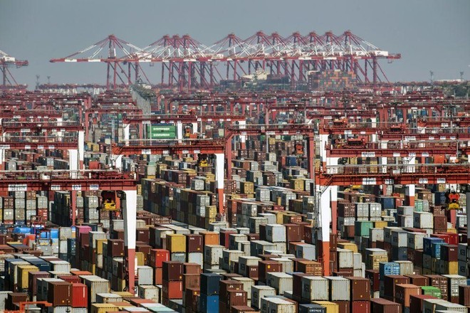 Một thùng container bị mắc kẹt, hình ảnh cho thấy sự trầm trọng của cuộc khủng hoảng chuỗi cung ứng toàn cầu