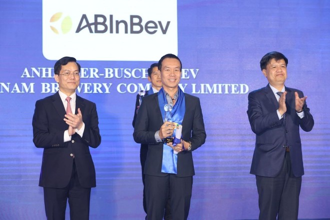 Đại diện Công ty TNHH Bia Anheuser-Busch InBev nhận Giải thưởng Rồng Vàng từ Ban Tổ chức.