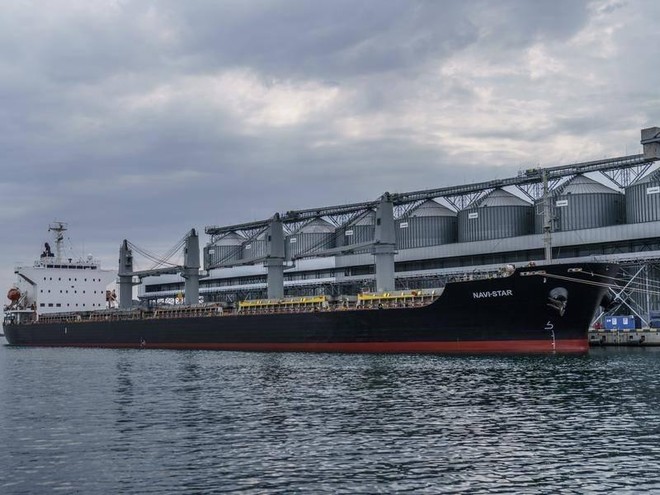 Một con tàu chở ngũ cốc chờ ra khơi từ cảng Odesa ở Ukraine