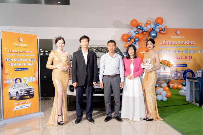 Ông Nguyễn Văn Đại (thứ hai từ trái sang), Phó tổng giám đốc Công ty cổ phần Tôn Đông Á trao giải đặc biệt cho ông Trần Đình Bồi (người ở giữa), chủ cơ sở kinh doanh Tôn Thái Hà.