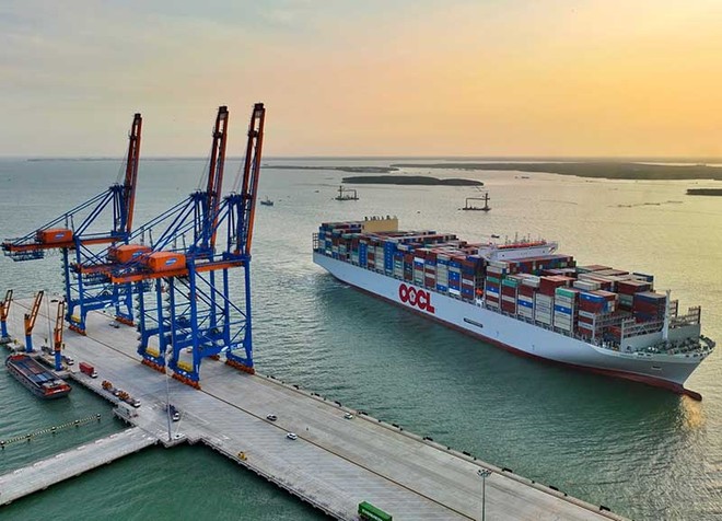 Siêu tàu container lớn nhất thế giới OOCL Spain cập Cảng Gemalink (Ảnh: Lê Toàn).
