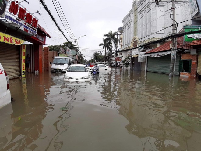 TP.HCM biến thành sông sau trận mưa lớn do ảnh hưởng của bão số 9 