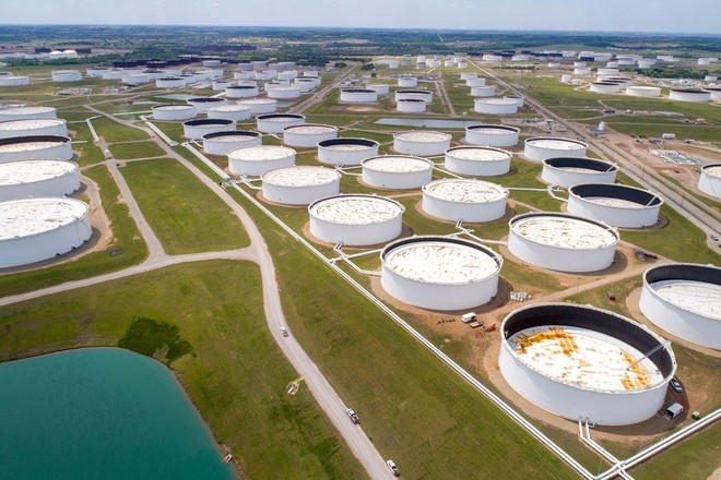 Các thùng chứa dầu thô được chụp từ trên cao tại trung tâm dầu khí Cushing ở Cushing, Oklahoma, Mỹ