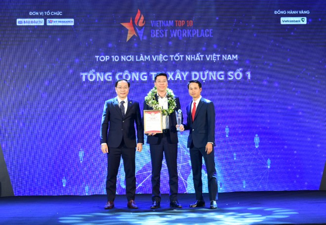 Ông Lê Bảo Anh (giữa),Tổng giám đốc Tổng công ty xây dựng số 1 (CC1) nhận chứng nhận Top 10 Nơi làm việc tốt nhất Việt Nam năm 2022 ngành Xây dựng