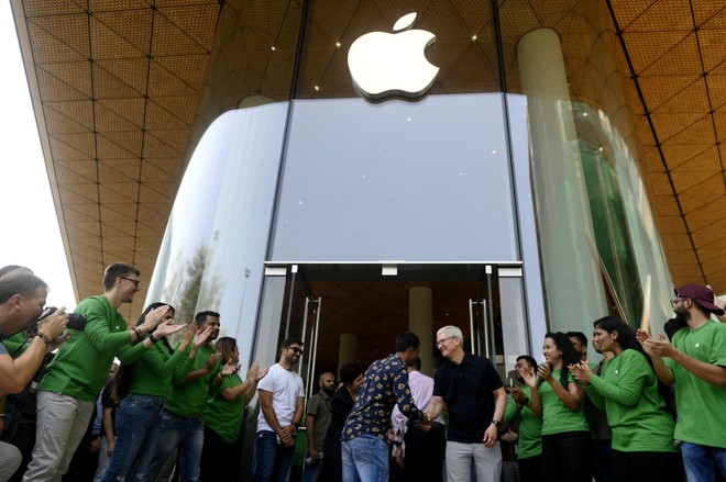 Tim Cook khai trương cửa hàng Apple đầu tiên ở Ấn Độ