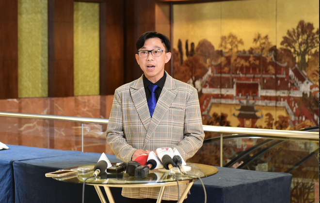 Ông Đoàn Đình Duy Khương, Tổng giám đốc CTCP Dược Hậu Giang trả lời báo chí bên lề Hội thảo.