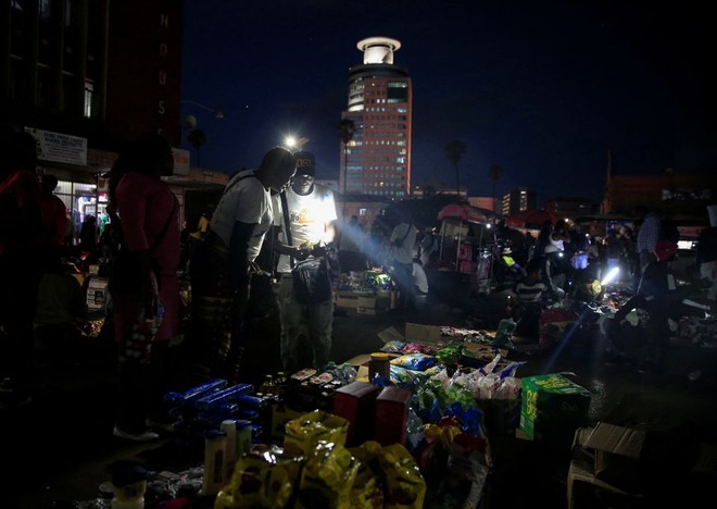 Người dân Zimbabwe chuyển sang mua sắm ban đêm vì lạm phát tăng cao