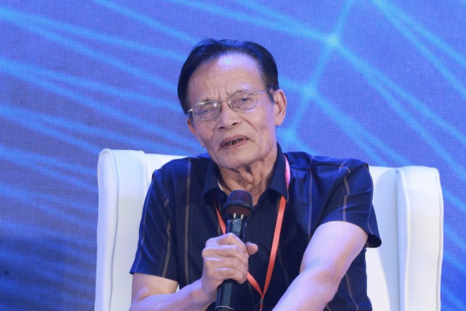 TS. Lê Xuân Nghĩa trao đổi tại phiên thảo luận thứ nhất của Diễn đàn.