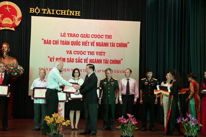 Bộ trưởng Bộ Tài chính Đinh Tiến Dũng trao Giải A cho GS-TSKH Nguyễn Mại, với tác phẩm: “Chính sách thuế đối với doanh nghiệp: hướng tới mục tiêu kép”
