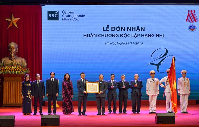 Thủ tướng trao Huân chương Lao động hạng Nhì cho Ủy ban chứng khoán Nhà nước.