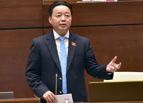 Bộ trưởng Trần Hồng Hà trả lời chất vấn trước Quốc hội sáng 5/6. Ảnh: Vnexpress