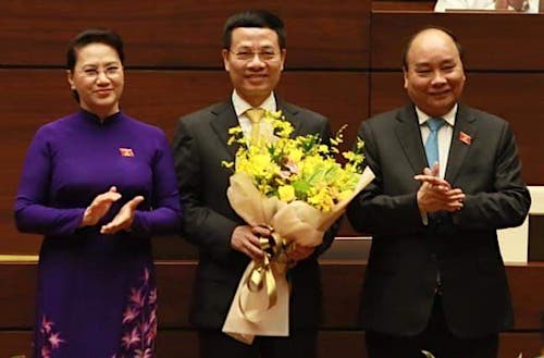 Chủ tịch Quốc hội Nguyễn Thị Kim Ngân và Thủ tướng Nguyễn Xuân Phúc chúc mừng ông Nguyễn Mạnh Hùng. Ảnh: Vnexpress