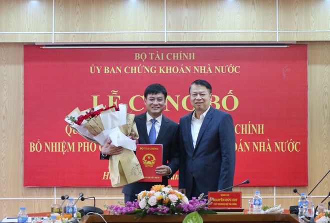 Ông Nguyễn Đức Chi (phải), Thứ trưởng Bộ Tài chính trao quyết định cho ông Hoàng Văn Thu