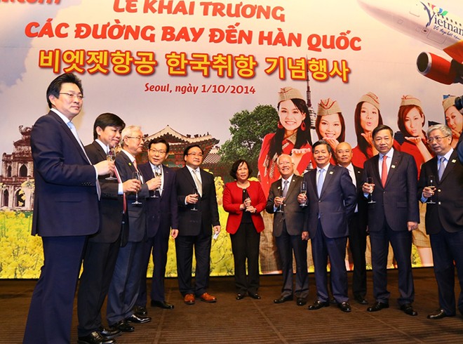Phó Thủ tướng Hoàng Trung Hải (thứ 5 từ trái qua), cùng nhiều lãnh đạo ban, ngành Việt Nam, Hàn Quốc dự Lễ khai trương các đường bay đến Hàn Quốc của Vietjet