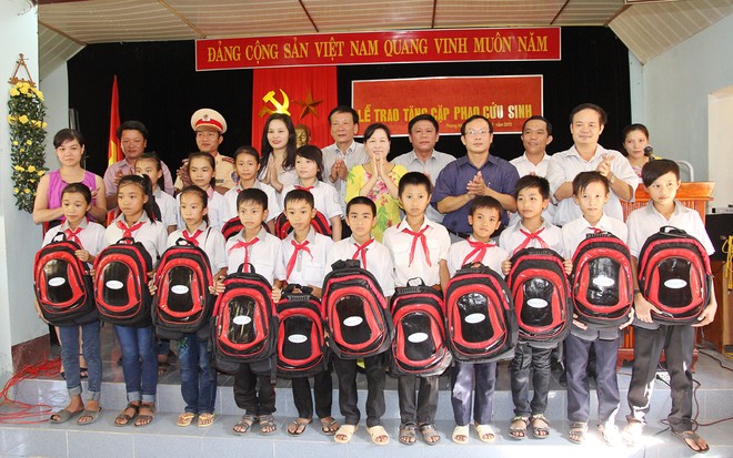 Báo Đầu tư trao cặp phao cứu sinh, mũ bảo hiểm cho học sinh Nghệ An, Hà Tĩnh, Quảng Bình