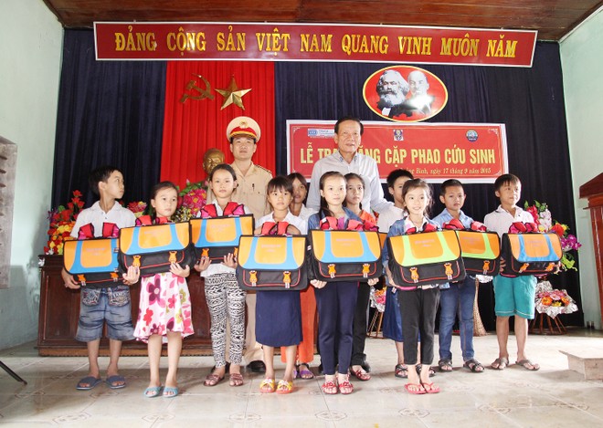 Báo Đầu tư trao cặp phao cứu sinh, mũ bảo hiểm cho học sinh  Quảng Bình, Quảng Trị.