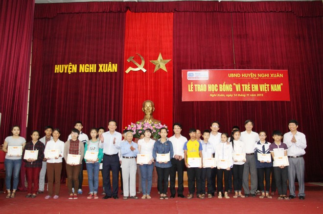 Học bổng “Vì trẻ em Việt Nam” đến với học sinh nghèo vượt khó Nghệ An, Hà Tĩnh