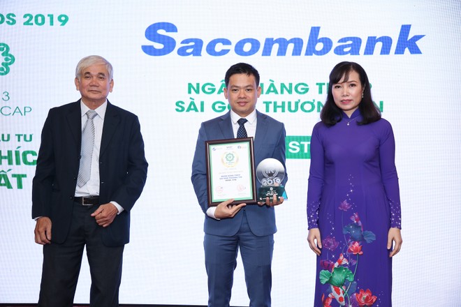 Đại diện Sacombank, ông Bùi Anh Tú – Giám đốc Định chế tài chính (giữa) nhận giải thưởng Top 3 doanh nghiệp niêm yết được nhà đầu tư yêu thích nhất năm 2019