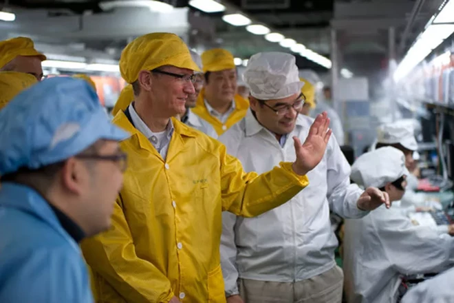 Tim Cook, CEO của Apple, thăm nhà máy sản xuất iPhone của Foxconn ở Trịnh Châu (Trung Quốc). Ảnh: Bloomberg.