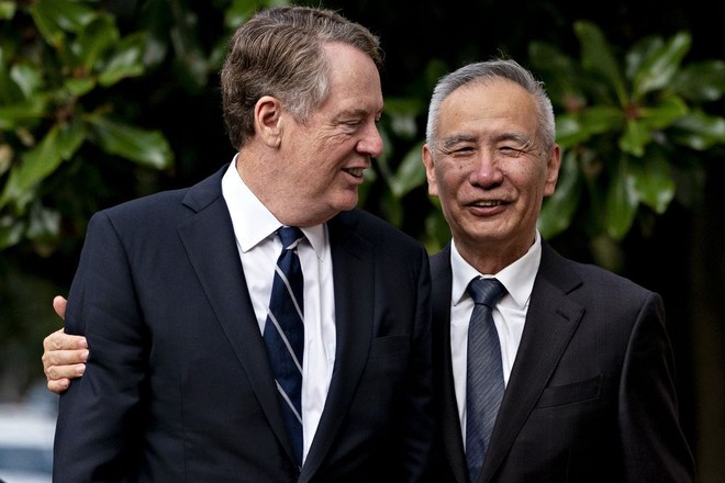 Đại diện Thương mại Mỹ Robert Lighthizer và Phó thủ tướng Quốc vụ viện Trung Quốc Lưu Hạc hôm thứ Sáu (11/10). Ảnh: Bloomberg.
