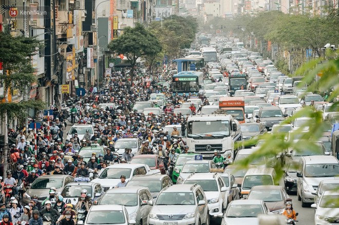 Kẹt xe, tắc đường ở Hà Nội.