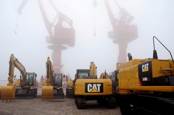 Máy móc của Caterpillar làm việc tại Liên Vân Cảng ở tỉnh Giang Tô, Trung Quốc. Ảnh: Reuters.
