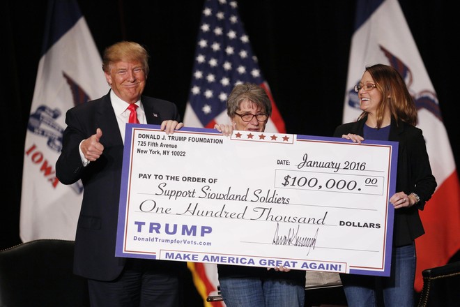 Ông Donald Trump trao tấm séc trị giá 100.000 USD cho một tổ chức từ thiện ở thành phố Sioux, bang Iowa trong một sự kiện năm 2016. Ảnh: Getty Images.