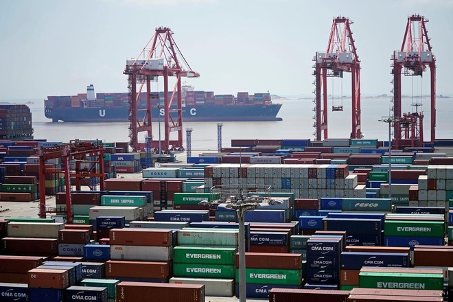 Các container hàng hóa tại  Cảng biển nước sâu Dương Sơn ở Thượng Hải, Trung Quốc. Ảnh: Reuters.