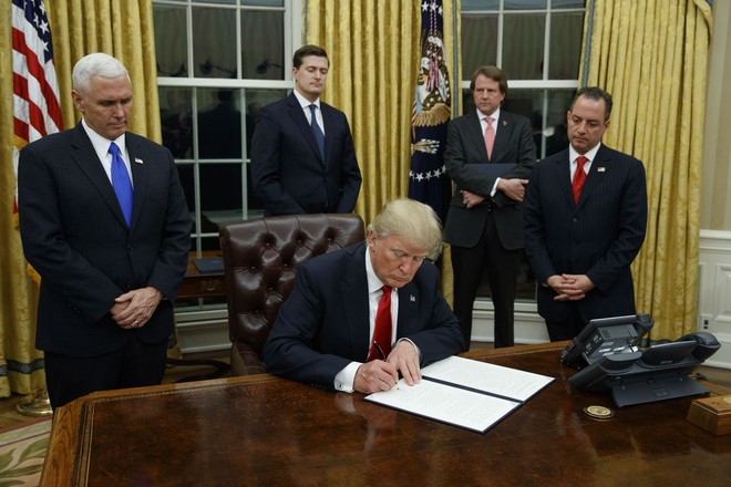 Tổng thống Mỹ Donal Trump và các quan chức chính quyền Washington tại Nhà Trắng. Ảnh: AP.