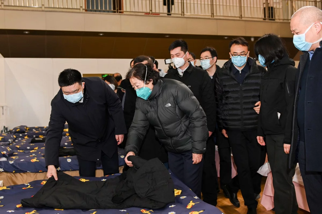 Phó Thủ tướng Trung Quốc Tôn Xuân Lan (giữa) đến thăm một bệnh viện tạm thời được chuyển đổi sử dụng một phòng tập thể dục ở Vũ Hán, Hồ Bắc, vào hôm 11/2. Ảnh: Tân Hoa Xã