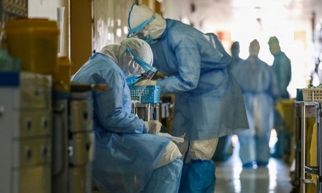 Y bác sĩ làm việc tại Bệnh viện Chữ thập đỏ Vũ Hán hôm 16/2. Ảnh: AFP.