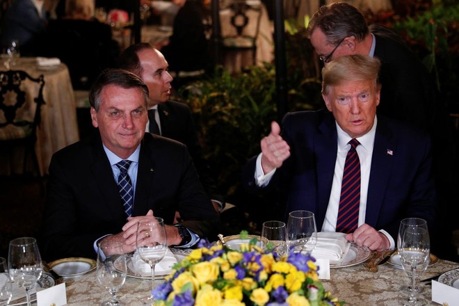 Tổng thống Brazil Jair Bolsonaro và Tổng thống Mỹ Donald Trump ăn tối cùng nhau tại Mar-a-Lago cuối tuần trước. Ảnh: Reuters.