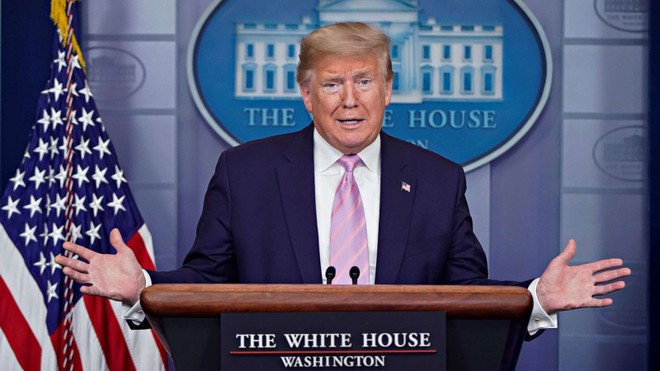 Tổng thống Mỹ Donald Trump họp báo tại Nhà Trắng hôm 4/4. Ảnh: Reuters.