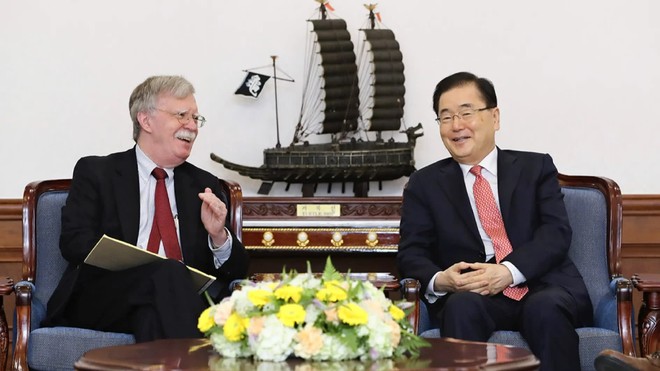 Cố vấn An ninh Quốc gia Mỹ John Bolton và Giám đốc Văn phòng An ninh Quốc gia Hàn Quốc Chung Eui-yong gặp nhau tại Seoul vào ngày 24/7/2019.