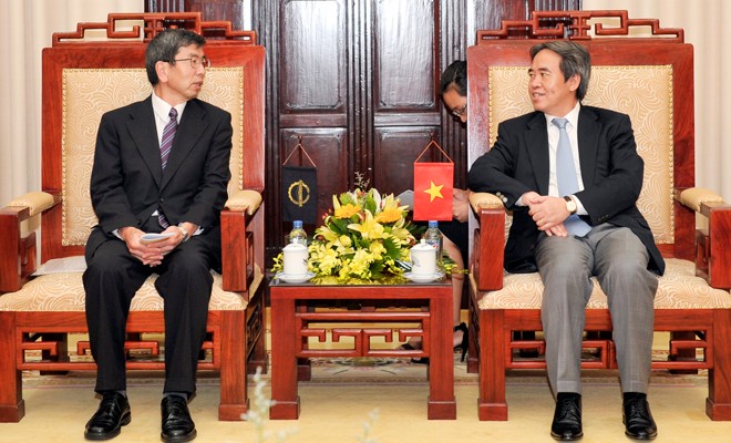 Thống đốc NHNN Việt Nam Nguyễn Văn Bình (phải) trong buổi tiếp Chủ tịch ADB Takehiko Nakao 