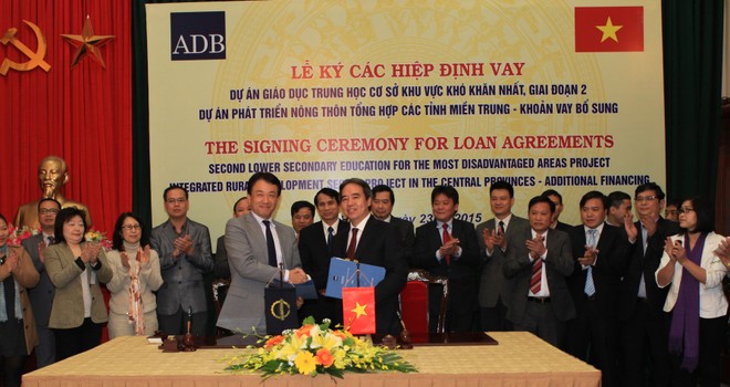Thống đốc Nguyễn Văn Bình và ông Tomoyuki Kimura, Giám đốc Quốc gia ADB tại Việt Nam ký kết các hiệp định vay vốn