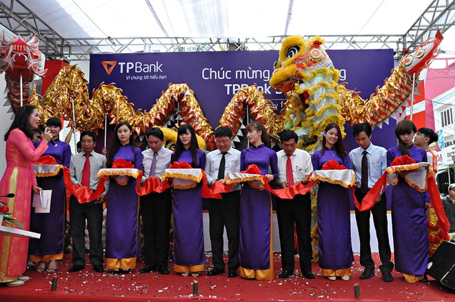 Ông Nguyễn Hưng, Tổng giám đốc TPBank cùng các đại diện cơ quan quản lý nhà nước tỉnh, thành phố Đắk Lắk tham gia cắt băng khai trương
