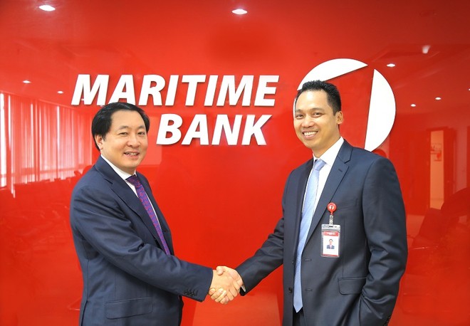 Ông Trần Anh Tuấn, Chủ tịch Hội đồng Quản trị Maritime Bank chúc mừng tân Tổng giám đốc Huỳnh Bửu Quang