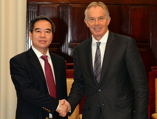 Thống đốc Nguyễn Văn Bình (trái) tiếp và làm việc với cựu Thủ tướng Anh Tony Blair