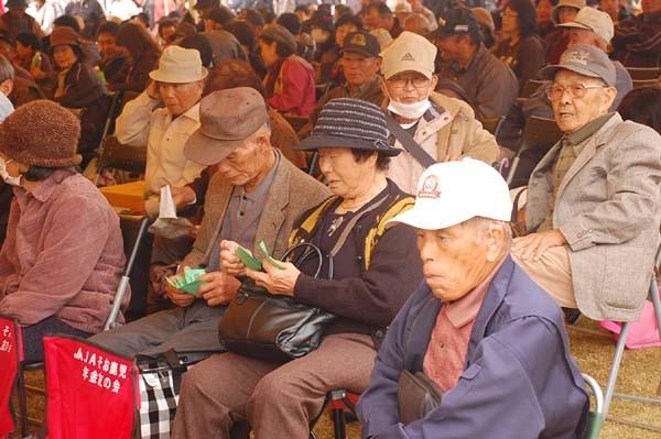 Đến năm 2040, hiện tượng già hóa sẽ làm cho dân số trong độ tuổi lao động giảm trên 15% tại Hàn Quốc và trên 10% tại Trung Quốc, Thái Lan và Nhật Bản