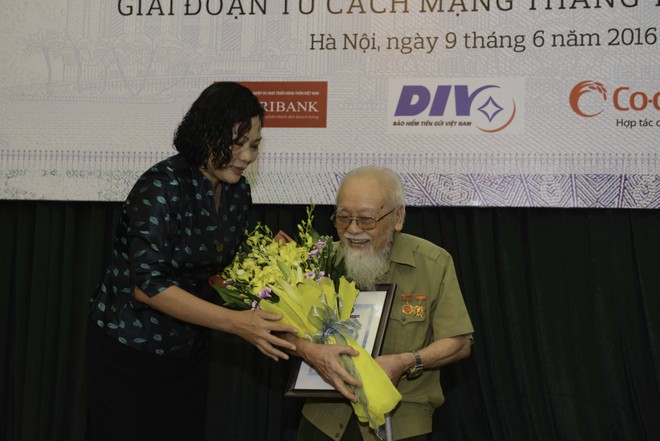 Phó Thống đốc Nguyễn Thị Hồng trao thưởng tới cụ Nguyễn Huệ sinh năm 1922