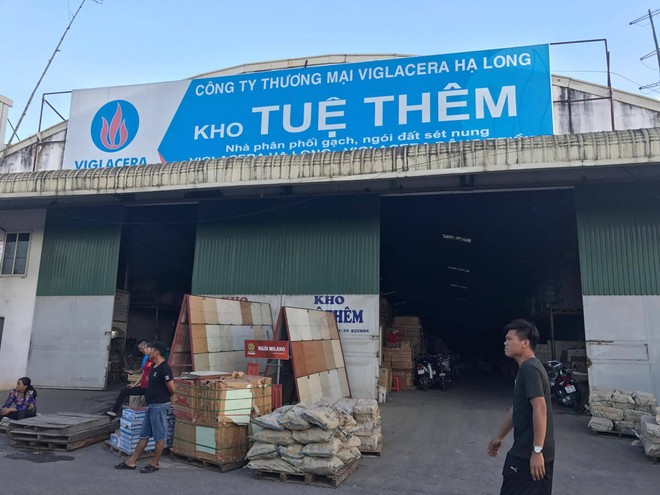 Cửa hàng bán gạch Tuệ Thêm tại đường Chùa Thông, thị xã Sơn Tây, Hà Nội 