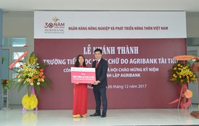 Giám đốc Agribank Ninh Thuận Đinh Xuân Sơn trao biểu trưng
Agribank tài trợ 13,5 tỷ đồng xây dựng Trường Tiểu học Ninh Chữ