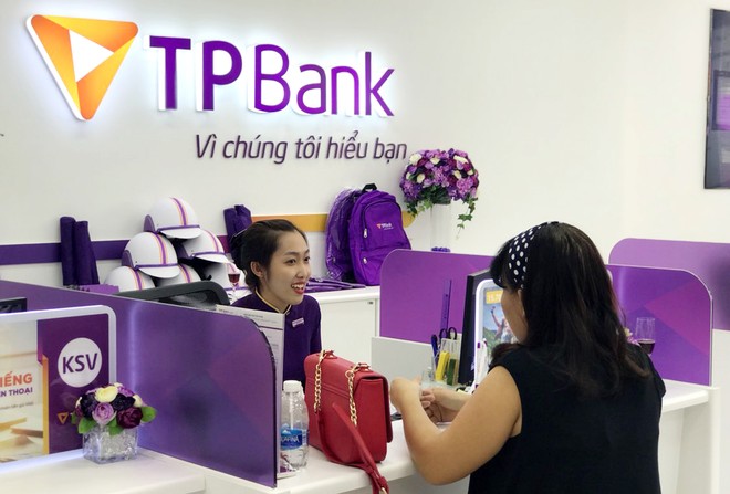 Khách hàng tới giao dịch tại TPBank Thủ Đức trong ngày đầu tiên khai trương
