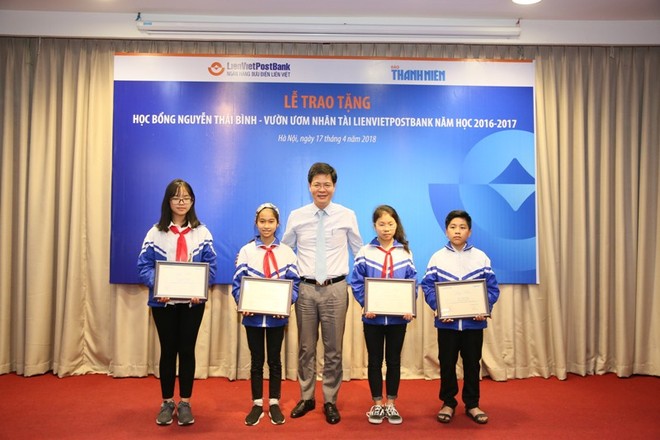 Ông Kim Minh Tuấn, Phó tổng giám đốc kiêm Giám đốc Khối Nhân sự Lienvietpostbank tại trao tặng học bổng cho các học sinh xuất sắc.