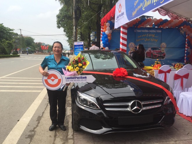 Khách hàng Lâm Thị Bích Lượng rạng rỡ bên xe ô tô Mercedes C200 2017 .