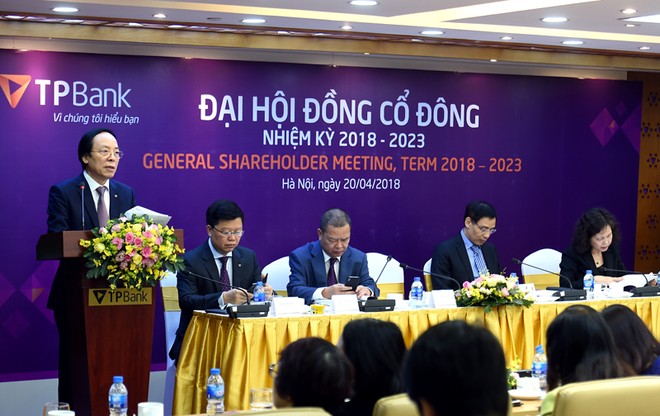Chủ tịch HĐQT TPBank Đỗ Minh Phú trình bày Báo cáo tại Đại hội.