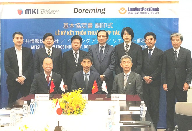Ông Nguyễn Đình Thắng, Chủ tịch HĐQT LienVietPostBank,  ông Hiromitsu Kuwahara, Tổng giám đốc Doreming, ông Isao Kohiyama, Tổng giám đốc MKI (hàng ngồi từ trái qua phải) tại lễ ký kết.