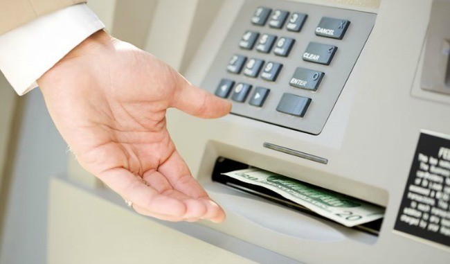 Rút tiền mặt bằng thẻ quốc tế tại ATM ở nước ngoài có mất phí?